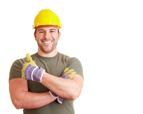 Lachender Bauarbeiter zeigt mit seinem Daumen nach oben